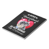 Onderschat nooit een oude vrouw met een schnauzer notitieblok (Linkerzijde)