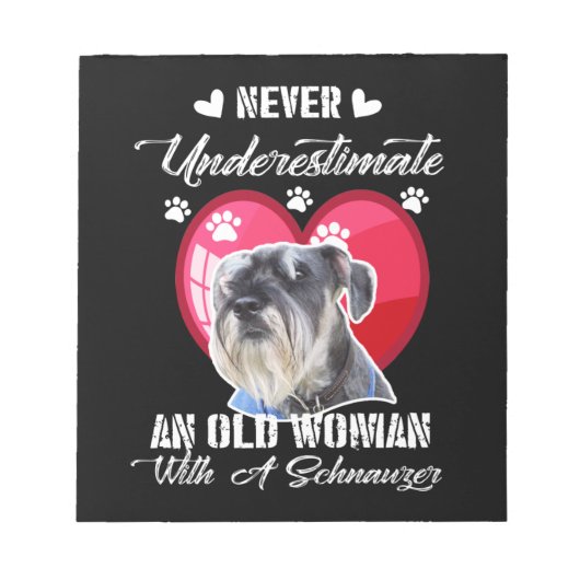 Onderschat nooit een oude vrouw met een schnauzer notitieblok (Voorkant)
