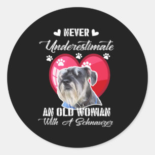 Onderschat nooit een oude vrouw met een schnauzer ronde sticker