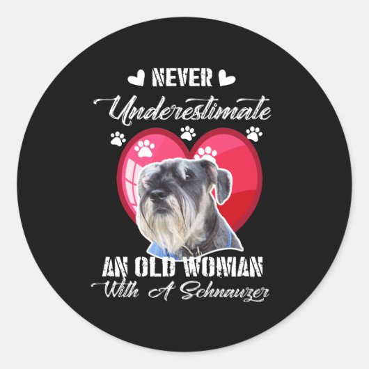 Onderschat nooit een oude vrouw met een schnauzer ronde sticker (Voorkant)