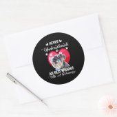 Onderschat nooit een oude vrouw met een schnauzer ronde sticker (Envelop)