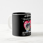 Onderschat nooit een oude vrouw met een schnauzer tweekleurige koffiemok (Voorkant links)