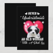 Onderschat nooit een oude vrouw met een Ship Tzu Feestdagenkaart (Voorkant / Achterkant)