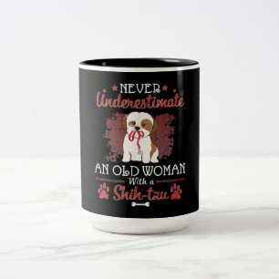 Onderschat nooit een oude vrouw met een Ship Tzu Tweekleurige Koffiemok