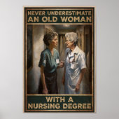 Onderschat nooit een oude vrouw met een verpleegku poster (Voorkant)