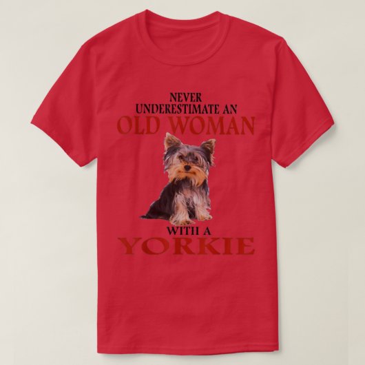 Onderschat nooit een oude vrouw met een YORKIE T-shirt (Design voorkant)