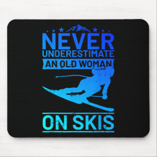 Onderschat nooit een oude vrouw op skis Dames S Muismat