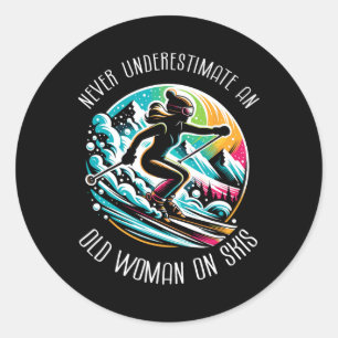 Onderschat nooit een oude vrouw op ski's ronde sticker
