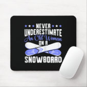 Onderschat nooit een oude vrouw op sneeuwbordsneeu muismat (Met muis)