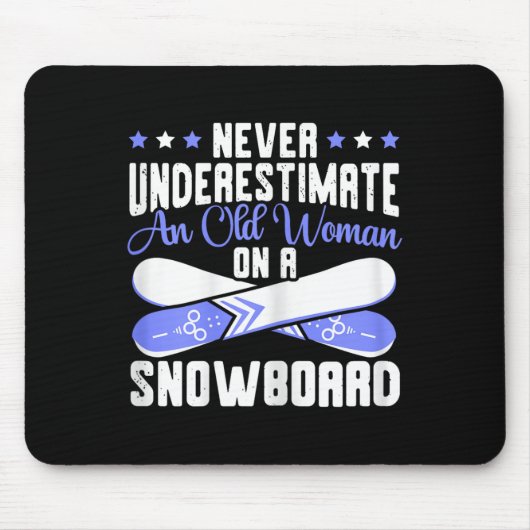 Onderschat nooit een oude vrouw op sneeuwbordsneeu muismat (Voorkant)