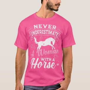 Onderschat nooit een paardenrennen voor vrouwen t-shirt