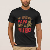Onderschat nooit een pap met een vuile bike grappn t-shirt (Voorkant)