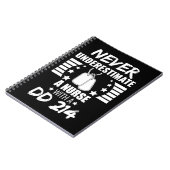 Onderschat nooit een verpleegkundige DD 214 Vetera Notitieboek (Linkerzijde)