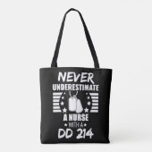 Onderschat nooit een verpleegkundige DD 214 Vetera Tote Bag (Achterkant)