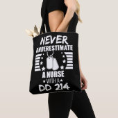 Onderschat nooit een verpleegkundige DD 214 Vetera Tote Bag (Dichtbij)