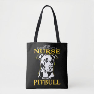 Onderschat nooit een verpleegster met een Pitbull. Tote Bag