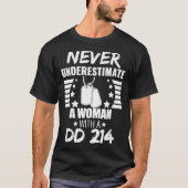 Onderschat nooit een vrouw DD 214 Veteranendag T T-shirt (Voorkant)