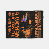 Onderschat nooit een vrouw die een vliegtuig kan b fleece deken (Voorkant (Horizontaal))