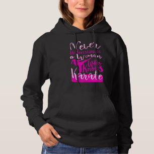 Onderschat nooit een vrouw die het citaat van Kara Hoodie