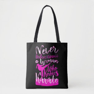 Onderschat nooit een vrouw die het citaat van Kara Tote Bag