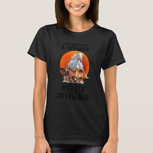 Onderschat nooit een vrouw die houdt van paarden N T-shirt (Voorkant)
