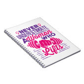 Onderschat nooit een vrouw die leeft notitieboek (Rechterzijde)