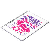 Onderschat nooit een vrouw die leeft notitieboek (Linkerzijde)