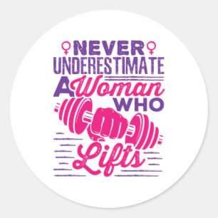 Onderschat nooit een vrouw die leeft ronde sticker