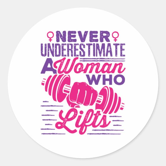 Onderschat nooit een vrouw die leeft ronde sticker (Voorkant)