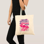 Onderschat nooit een vrouw die leeft tote bag (Voorkant (product))