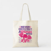 Onderschat nooit een vrouw die leeft tote bag (Achterkant)