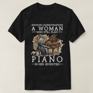 Onderschat nooit een vrouw die piano speelt in haa t-shirt
