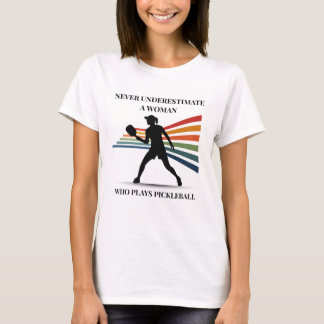 Onderschat nooit een vrouw die pickleball speelt t-shirt