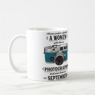 Onderschat Nooit Een Vrouw Die Van Fotografie Houd Koffiemok