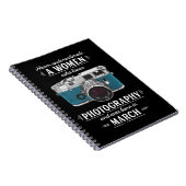 Onderschat nooit een vrouw die van fotografie houd notitieboek (Rechterzijde)