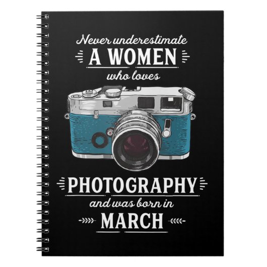 Onderschat nooit een vrouw die van fotografie houd notitieboek (Voorkant)