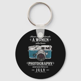 Onderschat nooit een vrouw die van fotografie houd sleutelhanger