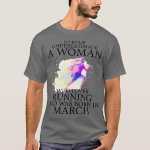 Onderschat nooit een vrouw die van het runnen houd t-shirt
