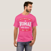 Onderschat nooit een vrouw die van Muay Thai houdt T-shirt (Voorkant volledig)