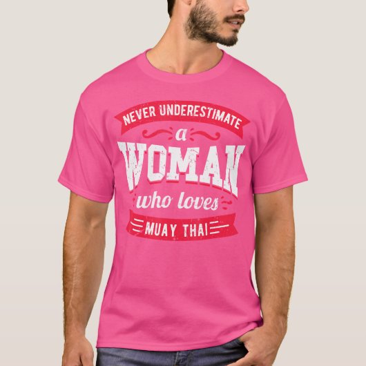 Onderschat nooit een vrouw die van Muay Thai houdt T-shirt (Voorkant)