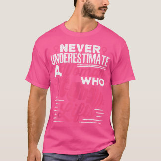 Onderschat nooit een vrouw die vrouwenweights tilt t-shirt
