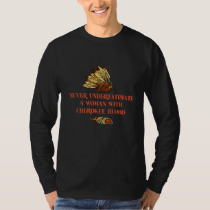 Onderschat nooit een vrouw met Cherokee-bloed T-shirt