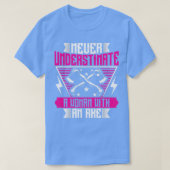 Onderschat nooit een vrouw met een Ax Funny Ax T T-shirt (Design voorkant)