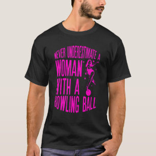 Onderschat nooit een vrouw met een bowlingbal cit t-shirt