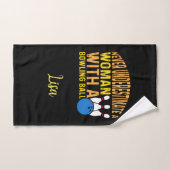 Onderschat nooit een vrouw met een bowlingbal handdoek (Handdoek)