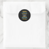 Onderschat nooit een vrouw met een computer ronde sticker (Tas)