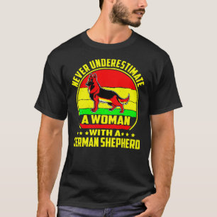 Onderschat nooit een vrouw met een Duitse herder T-shirt