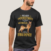 Onderschat nooit een vrouw met een Duitse herder T-shirt (Voorkant)