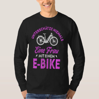 Onderschat nooit een vrouw met een E Bike Women's T-shirt