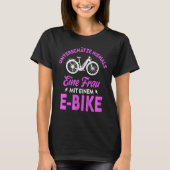 Onderschat nooit een vrouw met een E Bike Women's T-shirt (Voorkant)